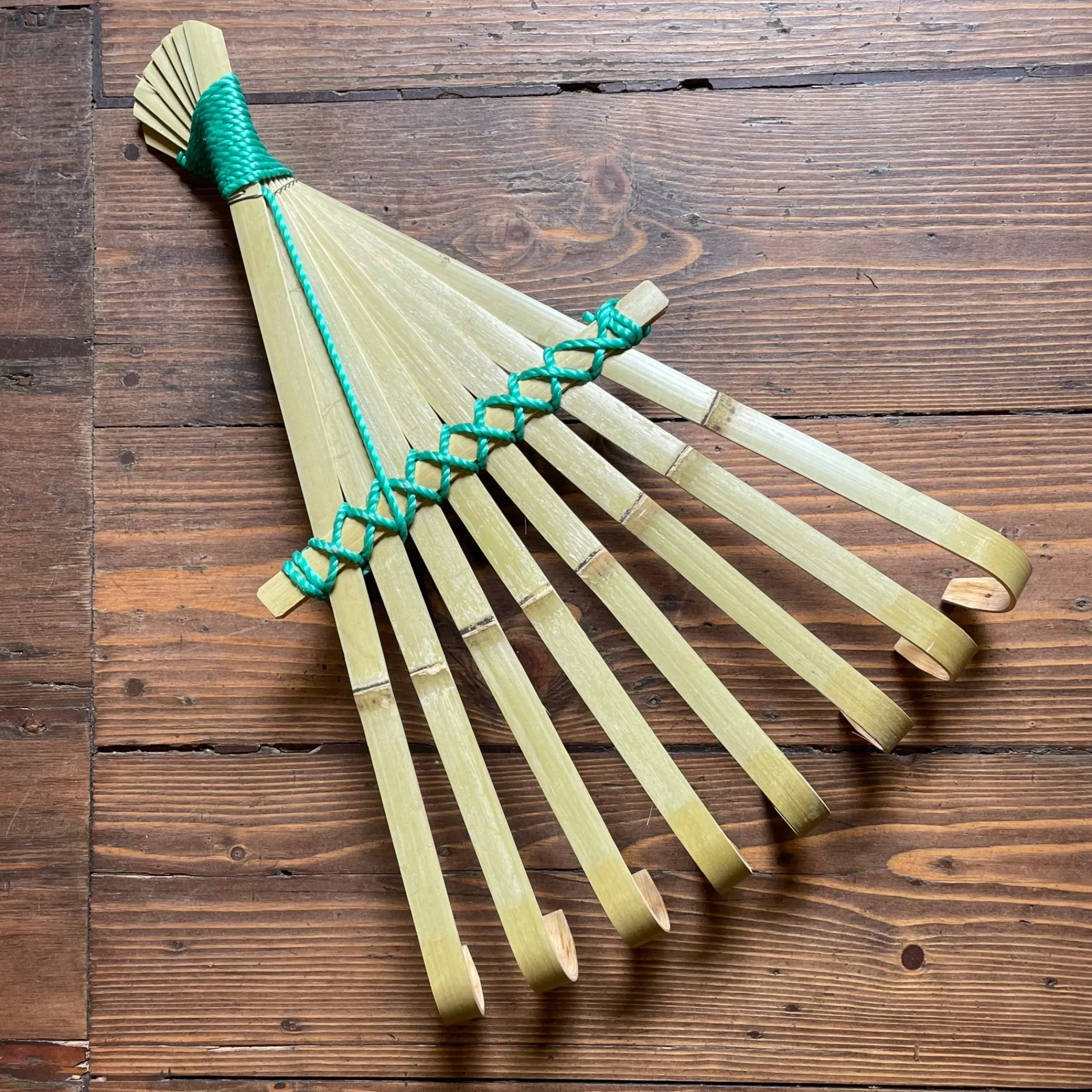 grow urban Niwaki Bamboo Hand Rake- Niwaki